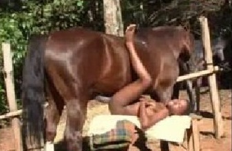 Молодая негритянка на улице трахается с конем